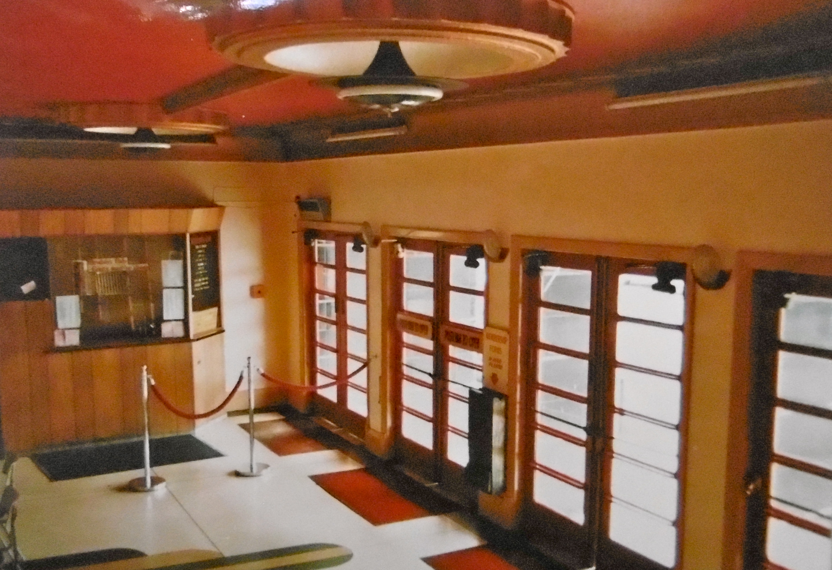 The Avion's foyer in 1986. Note the original light fittings, matching those in the souvenir programme of 1938.